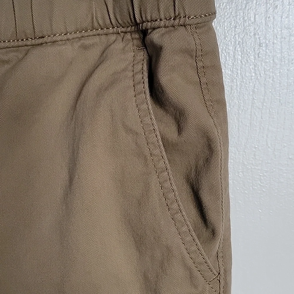 Urban Pipeline men's small khaki pants. 27 1/2 inch inseam.